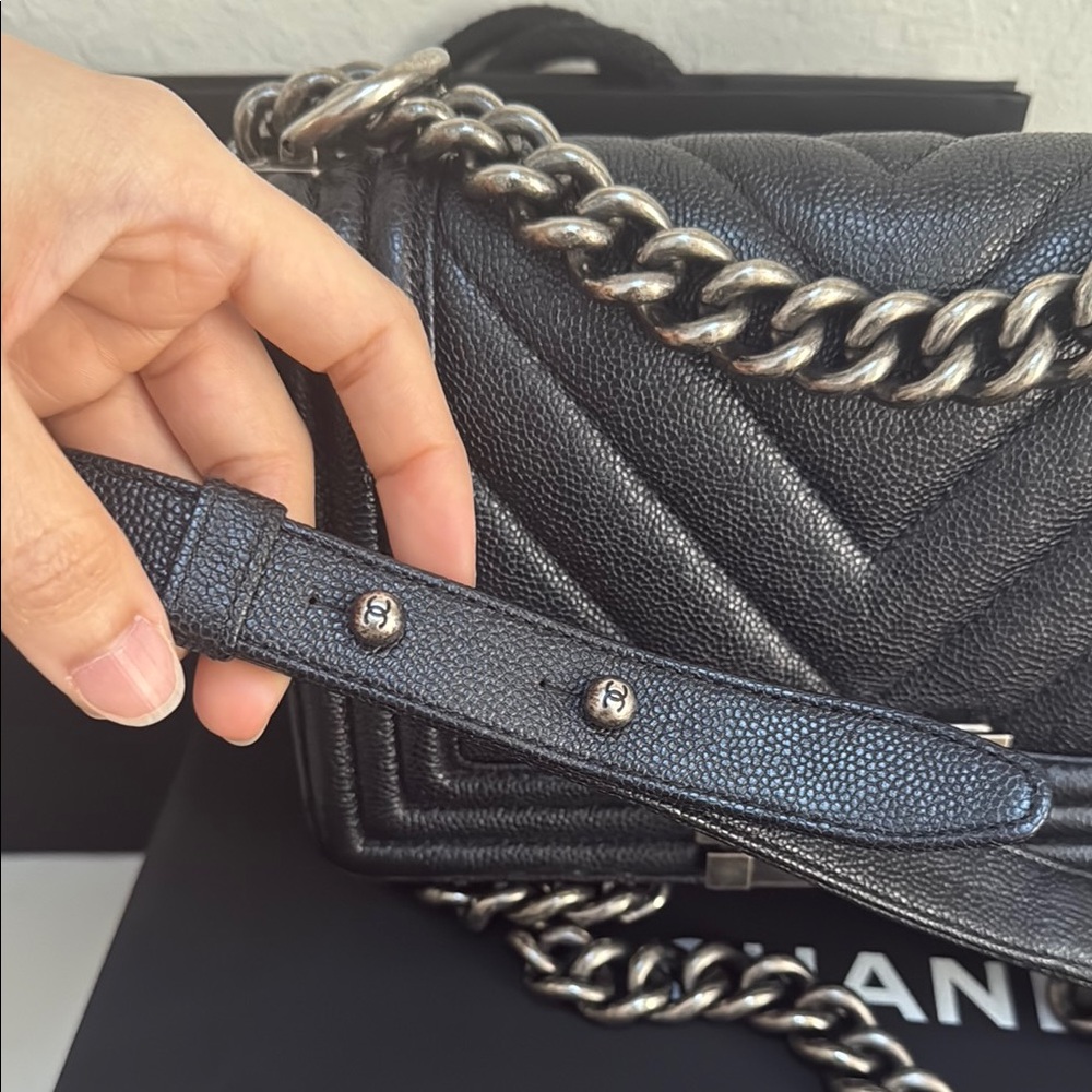 Small Chanel Boy Caviar  Black Quilted - Picture 4 of 15